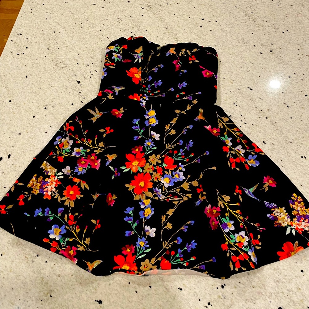 LIKE NEW STRAPLESS DRESS